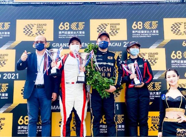 曹琦(左二)辭天下車壇盛事—第68屆澳門大賽車登上亞軍領(lǐng)獎(jiǎng)臺(tái)